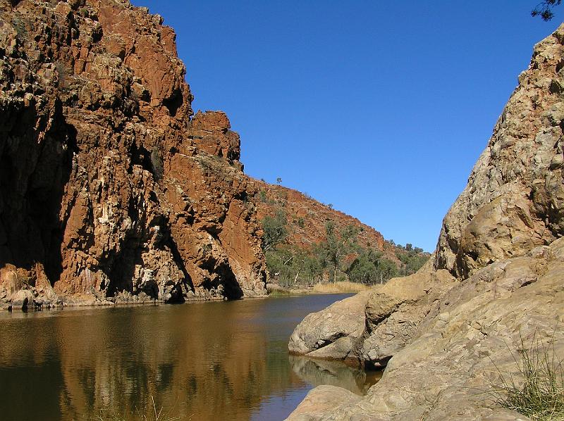 Glen Helen Gorge 2.jpg - Der Finke River durchfließt den südlichen Teil der MacDonnell Ranges durch die Glen Helen Schlucht